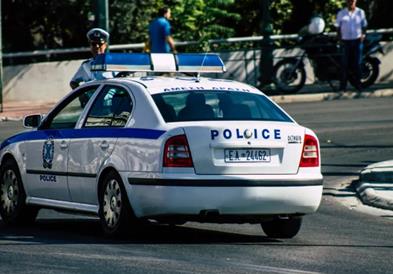 89- годишник пукал во две институции во Атина, повредени се повеќе лица- полицијата во потрага