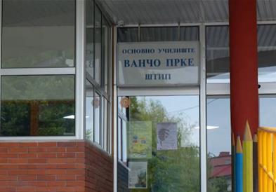 Вандализирано штипското училиште „Ванчо Прке“ - искршени табли, компјутери, испишани непристојни пораки