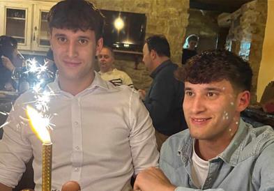 Трагедија во Италија: Браќа близнаци (22) се обиделе да спасат птица- загинале од струен удар 