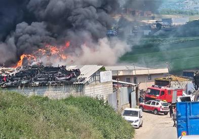 Локализиран пожарот во Шуто Оризари, се запали машина за мелење железо