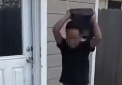 Мајка му го натерала да ја скрши конзолата за видео игри- снимката предизвика шок на споцијалните мрежи (ВИДЕО)