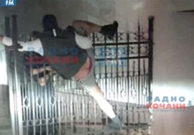 Обид за кражба во црквата „Св. Георгиј“ во Кочани, крадецот при бегството се закачил на ограда- го откачувале пожарникари и полицајци