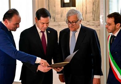 Италијанскиот шеф на дипломатијата му подари семејно стебло на американскиот државен секретар Рубио 
