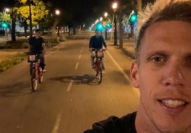 Видео: Шампионско возење на велосипед по улиците на Барселона 