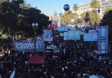 Големи протести во Аргентина против кратење на буџетите на државните универзитети