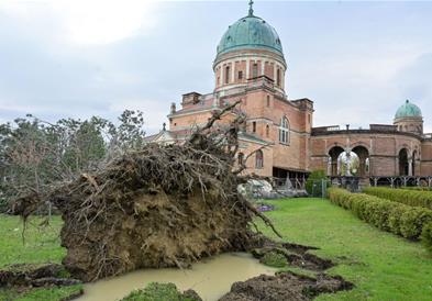 Фото: Невреме во Загреб, паднати фасади, дрвја...