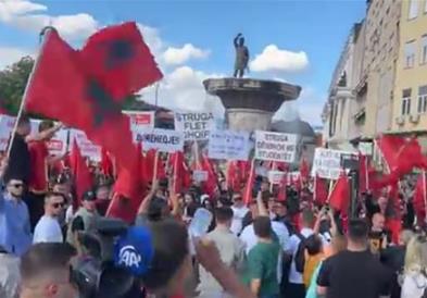 Протест на студенти Албанци: Доминираа албанските знамиња и извиците „УЧК“, наместо пораките за правосудниот испит