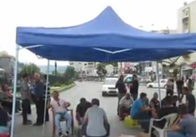 Тензично на Бит пазар: Со жив штит и шатор среде булевар се бранеше затворање на див пешачки премин 