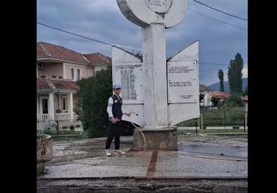 11- годишниот Матеј им одржа лекција на постарите- самоинцијативно го исчисти споменикот во с. Ложани (ВИДЕО)