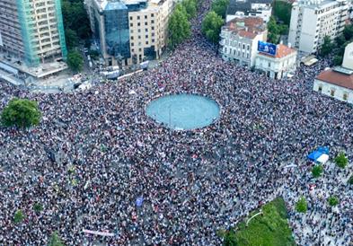 Илјадници студенти и граѓани протестираат на „Славија“ во Белград (ВИДЕО)