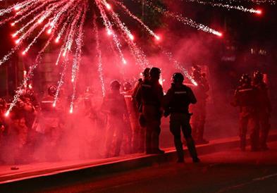 Приведени 47 лица по немирите во Белград, 17 полицајци се повредени