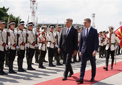 Премиерот Мицкоски на охридскиот аеродром го пречека својот гостин хрватскиот премиер Пленковиќ