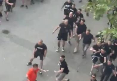 Хаос во Германија пред финале на европски шампионат- општа тепачка меѓу навивачите, летаат столови (ВИДЕО)