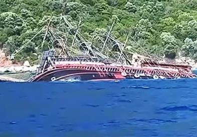Драма во популарно турско летувалиште: Потона туристички брод, луѓето скокаат во море (ВИДЕО)