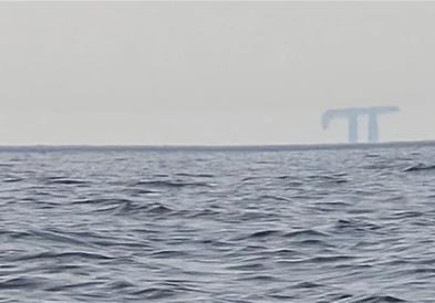Патници на брод снимиле морничави сцени од огромни фигури како лебдат над морето: Ова се вонземјани 
