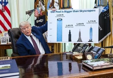 Трамп мафта со графикон на прес конференција: Нашиот базен ќе биде поголем и од висококатници 
