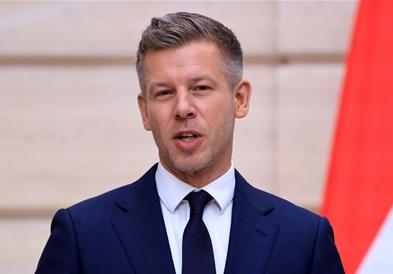 Унгарија ги укинува работните визи за граѓаните на три држави 
