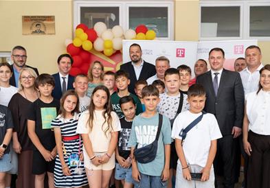 Андоновски: Учениците ќе учат основи на програмирање и сајбер безбедност преку micro:bit уреди