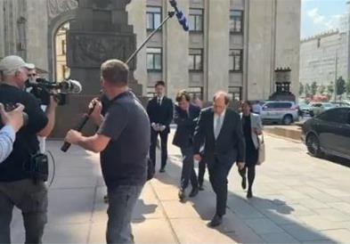 Амбасадори на Европска тројка снимени како пристигнуваат во Кремљ: Што се подготвува?