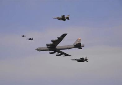 Осум лица загинаа при пад на бомбардерот Б-52 на американските воздухопловни сили во Калифорнија
