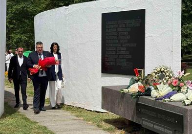 Делегација на Движењето ЗНАМ – За наша Македонија положи свежо цвеќе пред споменикот на 12-те ваташки младинци