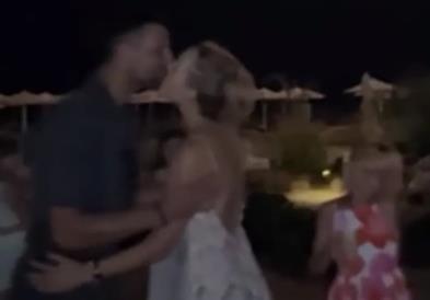 Со порака на небото Новак Ѓоковиќ ѝ го честиташе роденденот на сопругата Јелена (ВИДЕО)