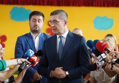 Мицкоски: Проблемот од минатото се решава, учебниците се доставуваат навреме за новата учебна година 