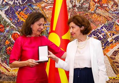 Сиљановска-Давкова постхумно ја одликуваше Наде Проева со Орден „8 Септември“  