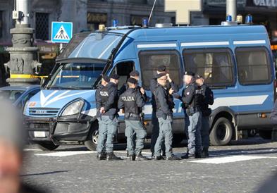 Полицијата трага по маж од Бангладеш, кој ноќеска со сатар уби цело семејство- масакр во Рим