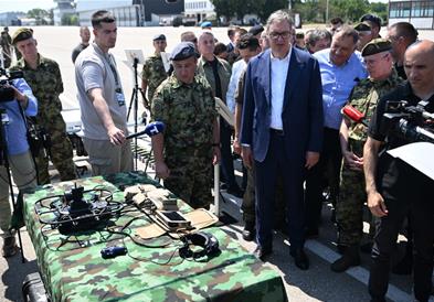 Вучиќ го претстави новото српско оружје, најави задолжителен воен рок од март (ВИДЕО)