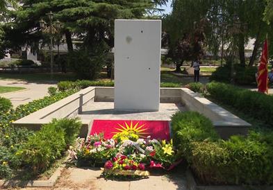 Пред уништен споменик на децата бегалци во паркот Жена-борец се одбележа 80 годишнината од Граѓанската војна во Грција
