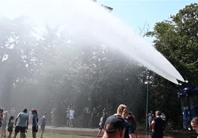Берлинската полиција со водени топови ги разладува граѓаните (ВИДЕО)