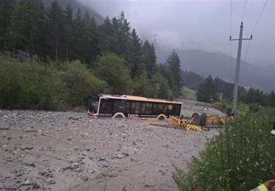 Невреме погоди делови од Австрија синоќа, одрон однесе автобус