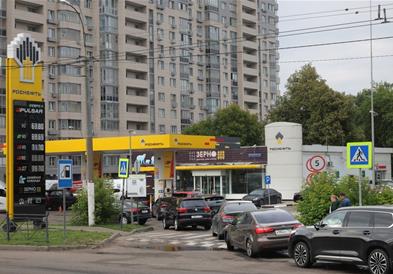 Хаос на дел од бензинските пумпи во Русија, властите го ограничуваат точењето гориво