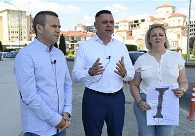 Јанчев на увид на  новопробиената улица ,,Вељко Влаховиќ’