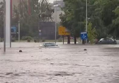 Дождот предизвика хаос во Скопје: Поплавени улици, возила под вода