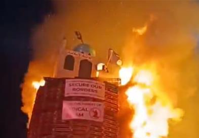 Реплика на џамија е запалена на клада во Северна Ирска: Чист израз на омраза (ВИДЕО)