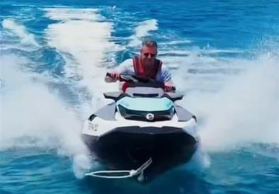 Видео: Петер Маѓар вози скутер во турските води, се пофали дека одморот си го платил сам