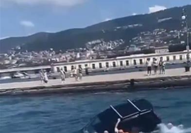 Видео: Драма во Трст: Автомобил падна во морето, кадети од Воената академија го спасиле возачот