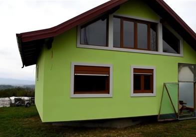 Сопругата постојано се жалела на погледот од домот – тој ѝ изградил куќа што се врти!
