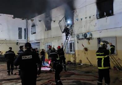 Најмалку 11 загинати во пожар во дом за згрижување во Алжир, пожарникарите со часови неуспешно се бореле (ВИДЕО) 