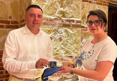 Десетгодишно момче од Украина му подари на градоначалникот Митко Јанчев знаме и ознака од воената единица на својата мајка 