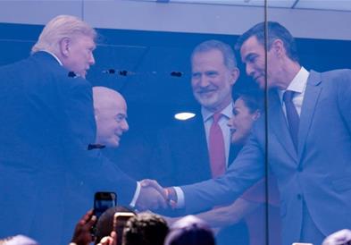 По сите навреди и закани, Трамп му ја честиташе победата на Санчез на СП (ВИДЕО)