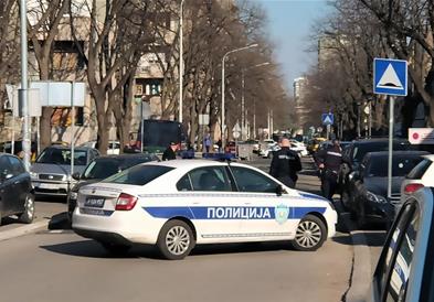 Маж во Србија загина од струен удар додека го миел автомобилот
