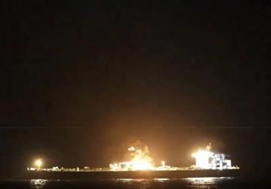 Гори саудиски танкер полн со нафта, погоден е со ракета