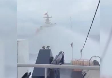 Кинеска крајбрежна стража со водени топови пука во филипински бродови (ВИДЕО)