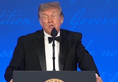 Трамп се врати на бината и ги исмеа новинарите: Да не бев јас, ќе немаше за што да известувате (ВИДЕО)