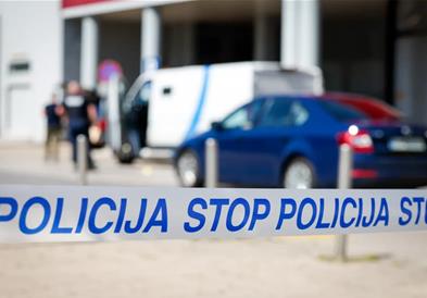Филмски грабеж во Словенија- од комбе за превоз на пари украле 100.000 евра, полицијата во потера 