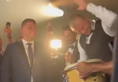 Халанд направи шоу на свадба во Италија: Ги зема тапаните, па ги натера гостите да веслаат како Викинзи (ВИДЕО)