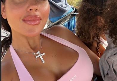 Фото: Георгина во „тесно боди“ на голф